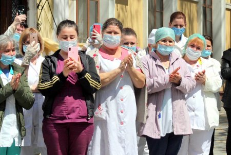 Возле инфекционной больницы муниципальный оркестр им. Салика дал концерт для медиков (фоторепортаж)