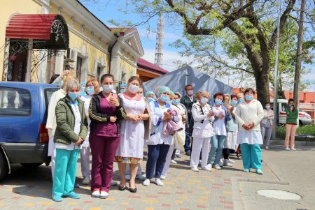 Возле инфекционной больницы муниципальный оркестр им. Салика дал концерт для медиков (фоторепортаж)