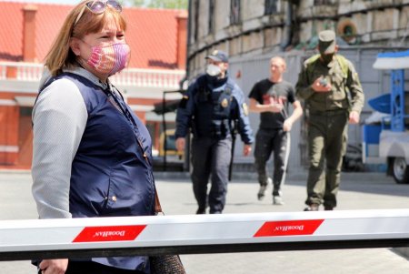 Возле инфекционной больницы муниципальный оркестр им. Салика дал концерт для медиков (фоторепортаж)