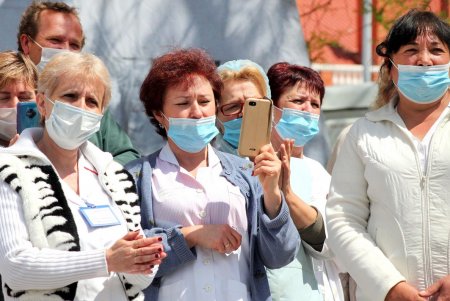 Возле инфекционной больницы муниципальный оркестр им. Салика дал концерт для медиков (фоторепортаж)