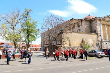 Возле инфекционной больницы муниципальный оркестр им. Салика дал концерт для медиков (фоторепортаж)