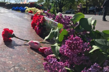 День Победы в Одессе: возложение цветов к мемориалам, памятные значки и флешмоб на ретромобилях (фото, видео)