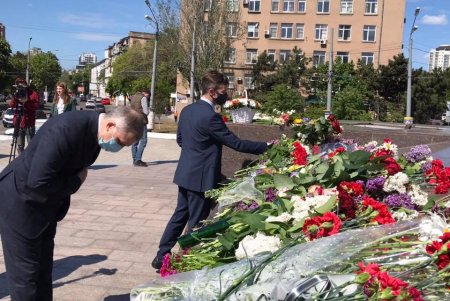 День Победы в Одессе: возложение цветов к мемориалам, памятные значки и флешмоб на ретромобилях (фото, видео)