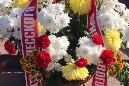 День Победы в Одессе: возложение цветов к мемориалам, памятные значки и флешмоб на ретромобилях (фото, видео)