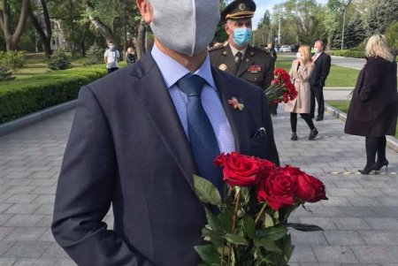 День Победы в Одессе: возложение цветов к мемориалам, памятные значки и флешмоб на ретромобилях (фото, видео)