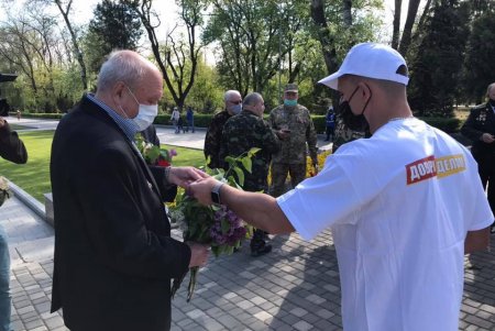 День Победы в Одессе: возложение цветов к мемориалам, памятные значки и флешмоб на ретромобилях (фото, видео)