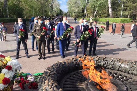 День Победы в Одессе: возложение цветов к мемориалам, памятные значки и флешмоб на ретромобилях (фото, видео)
