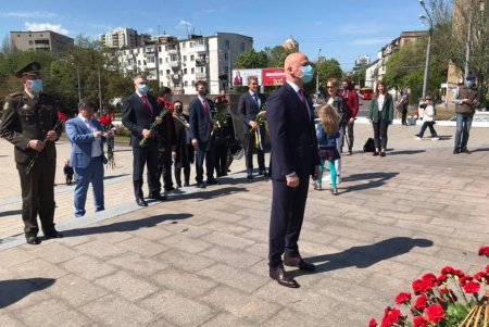 День Победы в Одессе: возложение цветов к мемориалам, памятные значки и флешмоб на ретромобилях (фото, видео)