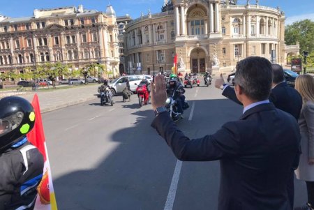 День Победы в Одессе: возложение цветов к мемориалам, памятные значки и флешмоб на ретромобилях (фото, видео)