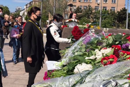 День Победы в Одессе: возложение цветов к мемориалам, памятные значки и флешмоб на ретромобилях (фото, видео)