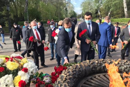 День Победы в Одессе: возложение цветов к мемориалам, памятные значки и флешмоб на ретромобилях (фото, видео)