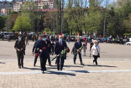 День Победы в Одессе: возложение цветов к мемориалам, памятные значки и флешмоб на ретромобилях (фото, видео)