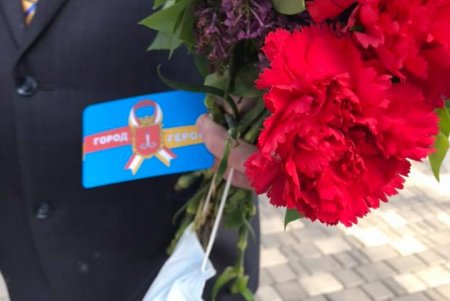День Победы в Одессе: возложение цветов к мемориалам, памятные значки и флешмоб на ретромобилях (фото, видео)