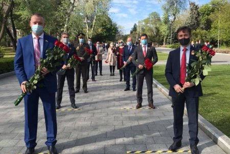 День Победы в Одессе: возложение цветов к мемориалам, памятные значки и флешмоб на ретромобилях (фото, видео)
