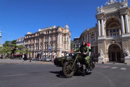 День Победы в Одессе: возложение цветов к мемориалам, памятные значки и флешмоб на ретромобилях (фото, видео)