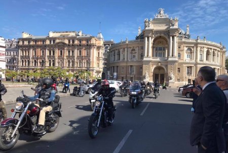 День Победы в Одессе: возложение цветов к мемориалам, памятные значки и флешмоб на ретромобилях (фото, видео)