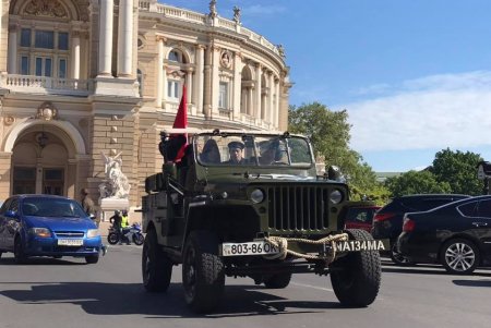 День Победы в Одессе: возложение цветов к мемориалам, памятные значки и флешмоб на ретромобилях (фото, видео)