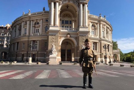 День Победы в Одессе: возложение цветов к мемориалам, памятные значки и флешмоб на ретромобилях (фото, видео)