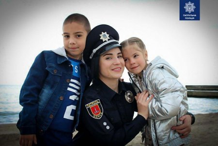 «Мама, я люблю тебя»: одесские патрульные сняли ролик-поздравление с Днем матери (видео)