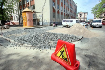 Комфортная Одесса: на улице Торговой капитально ремонтируют тротуар (фоторепортаж)