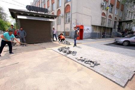 Комфортная Одесса: на улице Торговой капитально ремонтируют тротуар (фоторепортаж)