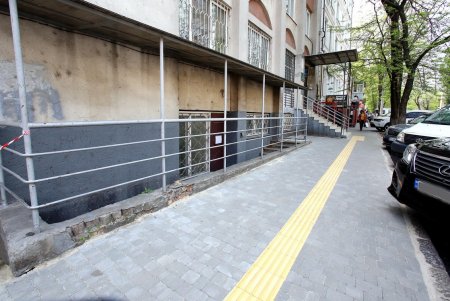 Комфортная Одесса: на улице Торговой капитально ремонтируют тротуар (фоторепортаж)