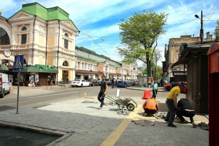 Комфортная Одесса: на улице Торговой капитально ремонтируют тротуар (фоторепортаж)