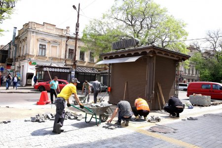 Комфортная Одесса: на улице Торговой капитально ремонтируют тротуар (фоторепортаж)