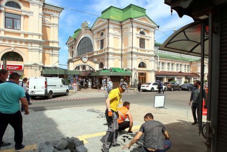 Комфортная Одесса: на улице Торговой капитально ремонтируют тротуар (фоторепортаж)