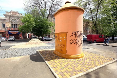 Комфортная Одесса: на улице Торговой капитально ремонтируют тротуар (фоторепортаж)