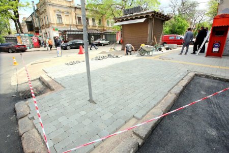 Комфортная Одесса: на улице Торговой капитально ремонтируют тротуар (фоторепортаж)