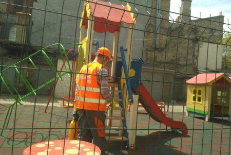 В Одессе открыли детские площадки: дезинфицировать их будут каждый день (фото)