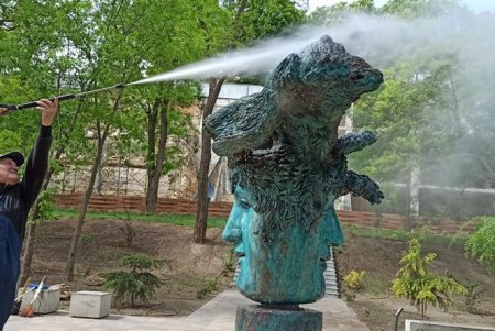 Коммунальщики запустили фонтан в Греческом парке (фото)