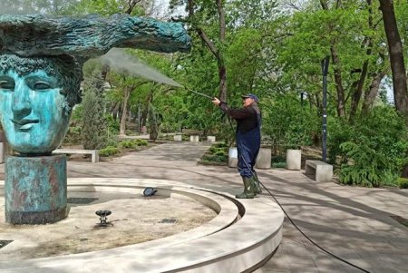 Коммунальщики запустили фонтан в Греческом парке (фото)