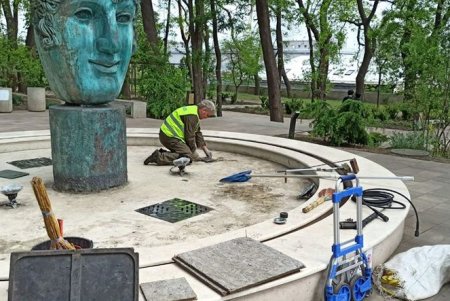 Коммунальщики запустили фонтан в Греческом парке (фото)