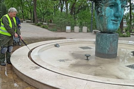 Коммунальщики запустили фонтан в Греческом парке (фото)