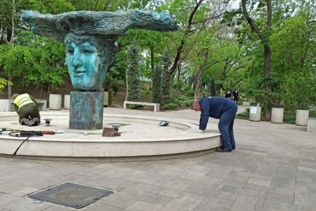 Коммунальщики запустили фонтан в Греческом парке (фото)