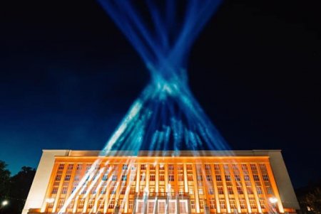 Одесса присоединилась к акции в поддержку культурной индустрии в период карантина: прожекторы осветили небо возле Дюка (фото)