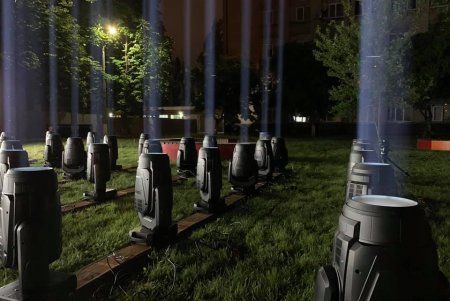 Одесса присоединилась к акции в поддержку культурной индустрии в период карантина: прожекторы осветили небо возле Дюка (фото)
