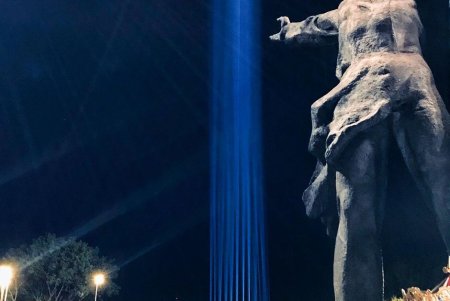Одесса присоединилась к акции в поддержку культурной индустрии в период карантина: прожекторы осветили небо возле Дюка (фото)
