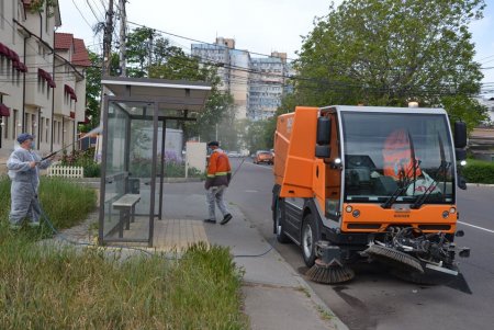 Косили траву, мыли дороги, убирали улицы: в Киевском районе состоялся санитарно-технический день (фото)
