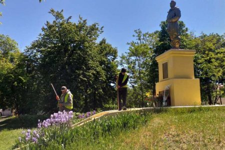Проведена масштабная уборка территории памятников на Черемушках (фото)