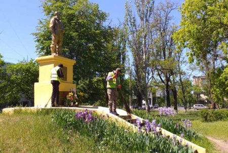 Проведена масштабная уборка территории памятников на Черемушках (фото)