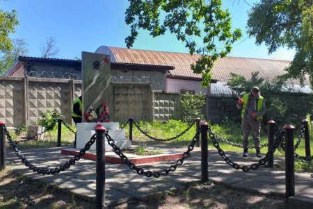 Проведена масштабная уборка территории памятников на Черемушках (фото)