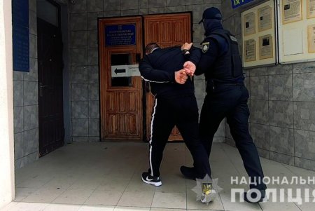 Связали скотчем и забрали больше 200 тысяч гривен: в Одессе нашли подозреваемых в нападении на пункт обмена валют (фото, видео) 