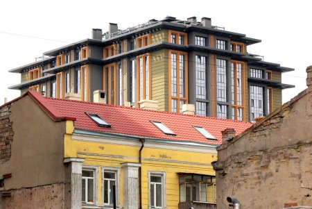 Прогулка по Базарной: исторические здания и современные высотки старинной улицы (фоторепортаж) 