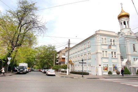 Прогулка по Базарной: исторические здания и современные высотки старинной улицы (фоторепортаж) 