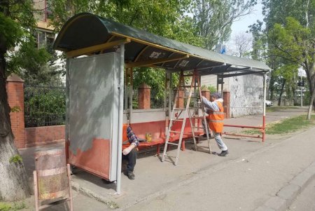 Смывали надписи, убирали улицы и чердаки домов: коммунальщики провели санитарно-технический день в Приморском районе (фото)