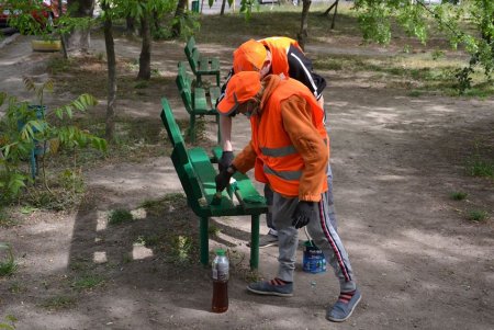 Смывали надписи, убирали улицы и чердаки домов: коммунальщики провели санитарно-технический день в Приморском районе (фото)