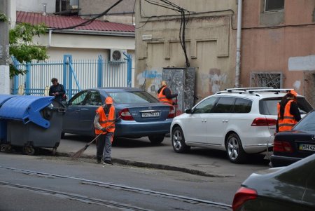 Смывали надписи, убирали улицы и чердаки домов: коммунальщики провели санитарно-технический день в Приморском районе (фото)